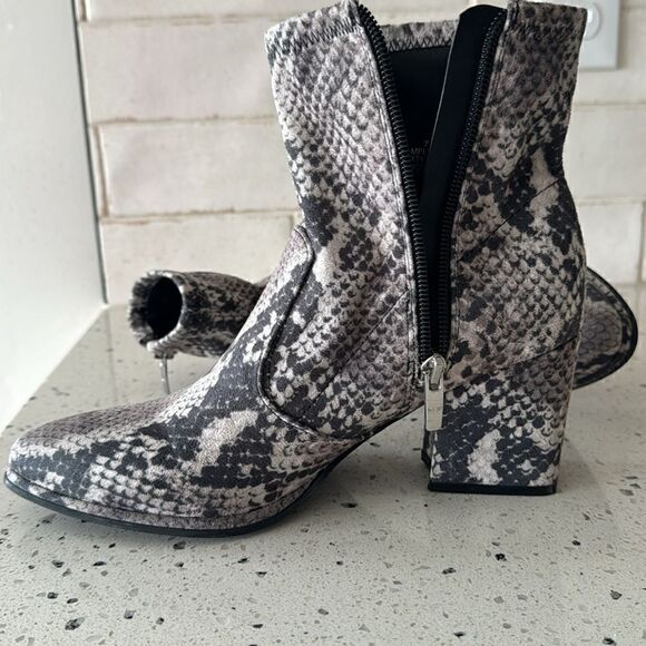 Marc Fisher Leave Women’s Textile Snake Print Ankle Boots Block Heel Zip Size 7M - Picture 9 of 12